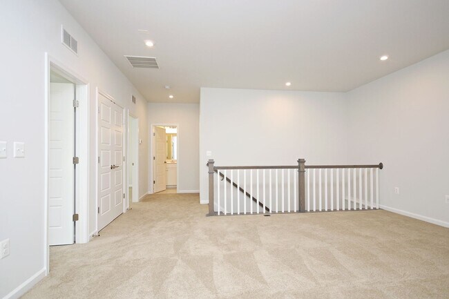 Building Photo - Avinity Townhome With Main Level Bedroom
