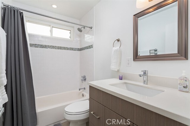 Building Photo - 607 Hilvanar