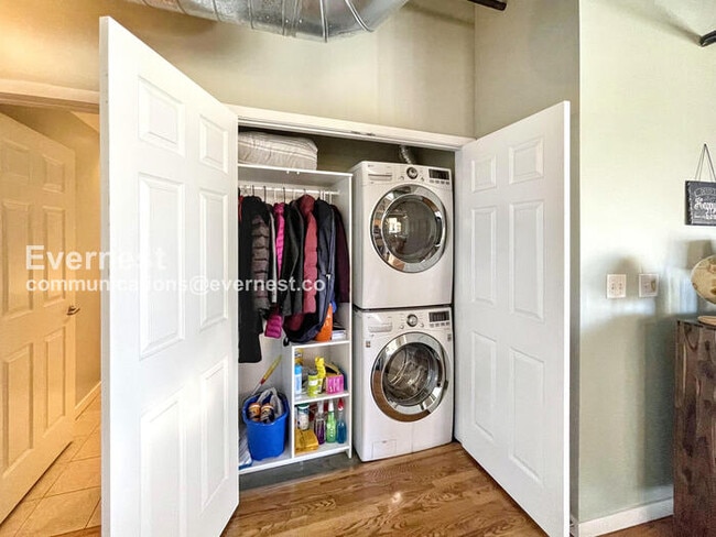 Building Photo - 3201 Shoshone St