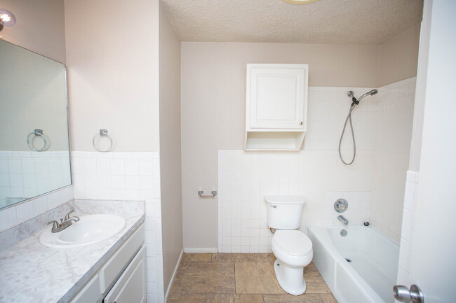 Building Photo - Beautiful 3/2 with a Bonus Room!
