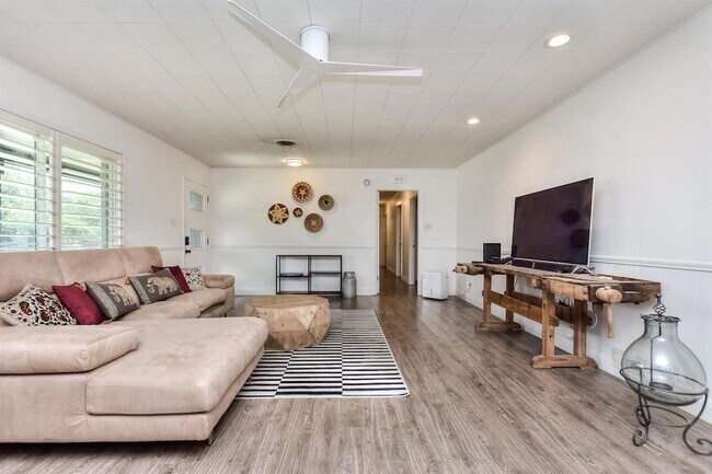 Building Photo - 1407 E 19th St