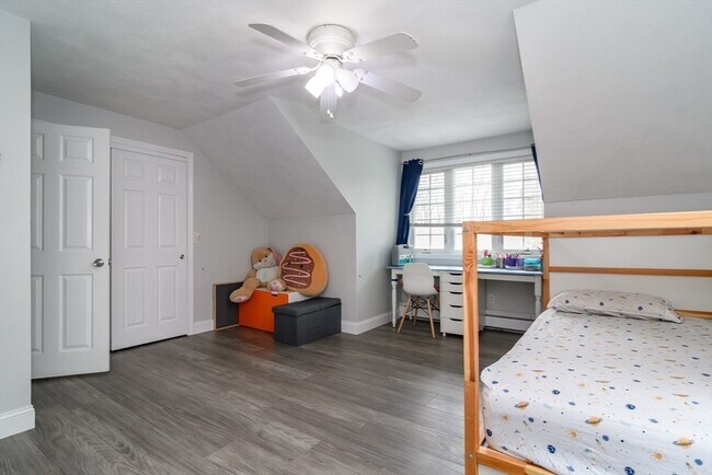 Building Photo - 10 Homeward Ln