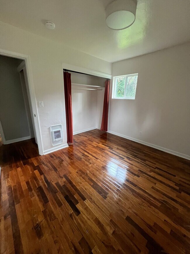 Building Photo - Updated 3 Bedroom & 1 Bath located on dead end street!