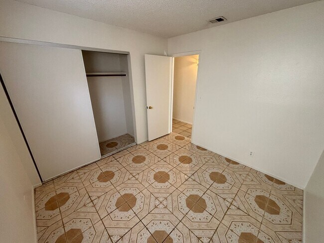 Building Photo - Cute 3Bed/2Bath, 2-Story Home located in t...