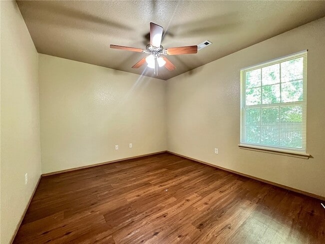 Building Photo - 865 Meadowlands Dr