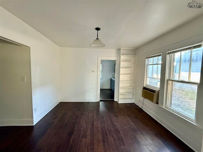 Building Photo - 2122 Yale Ave