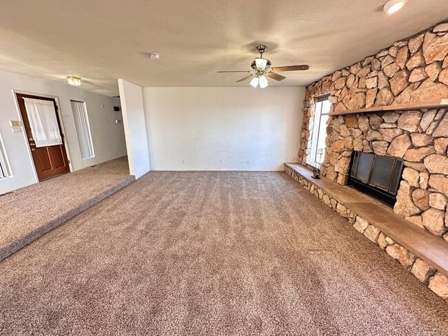 Building Photo - Move-In Special: ½ OFF First Month’s Rent! 3 Bedroom 2 Bathroom 2109 Sqft