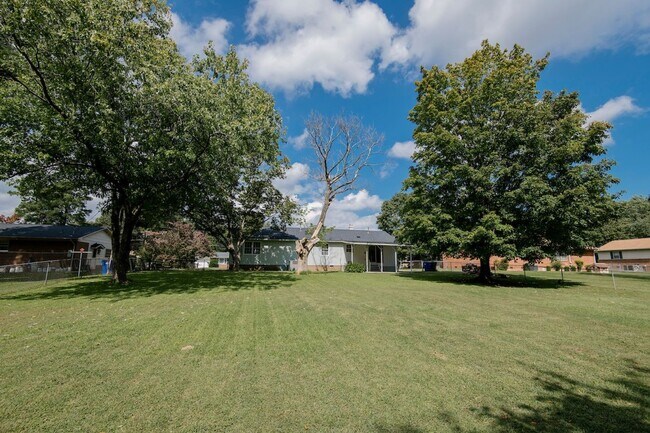 Building Photo - Adorable ranch home with huge fenced yard mid June!