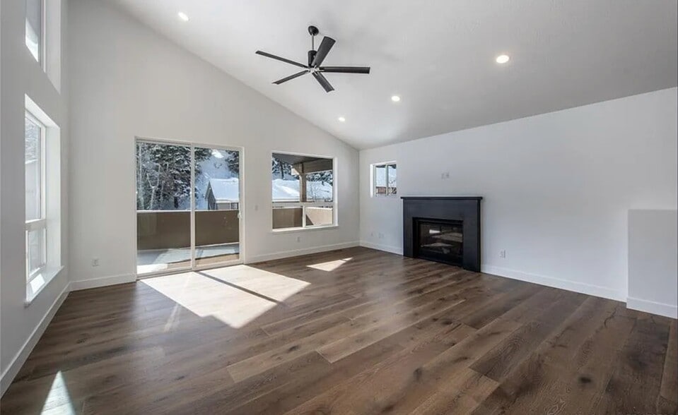 Building Photo - 570 Aspen Dr