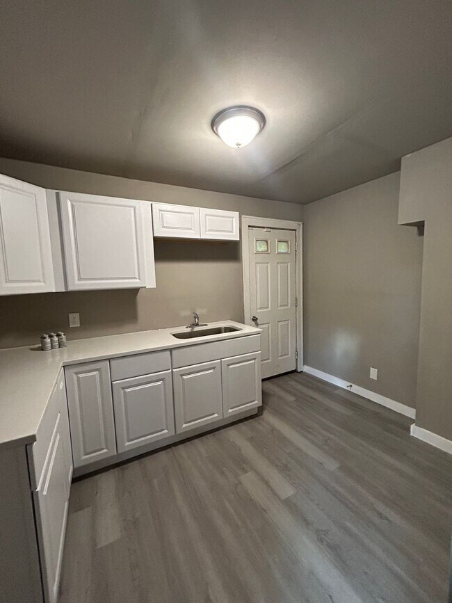 Building Photo - 2 Bedroom Home with Bonus Rooms in West Gary