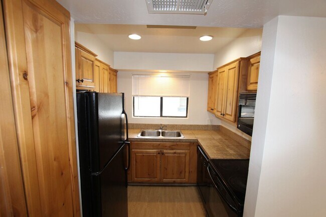 Building Photo - 3200 S Litzler Dr