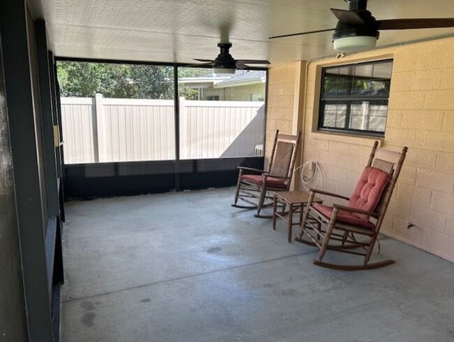 Building Photo - Spacious 3/2/2 in a quiet neighborhood available now!!