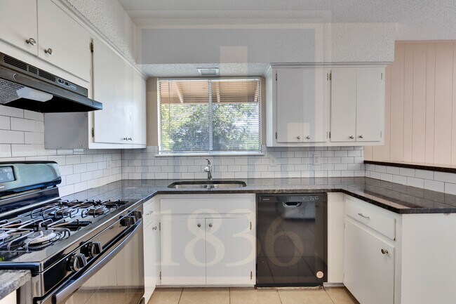 Building Photo - 8701 Clarewood Dr