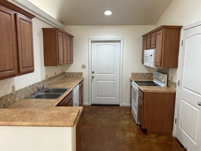 Building Photo - 486 Bridle Path