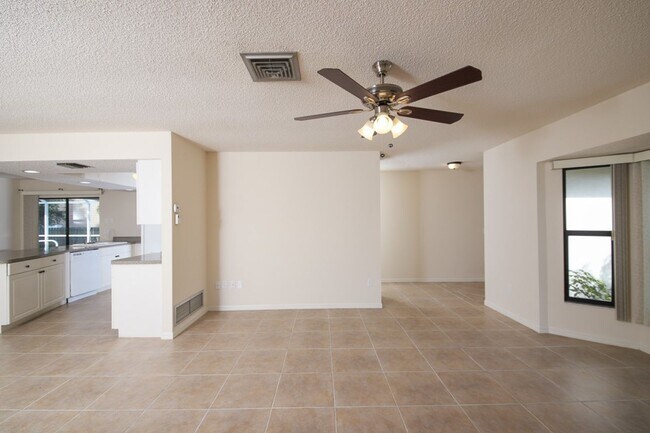 Building Photo - Englewood Annual Pool Home for Rent