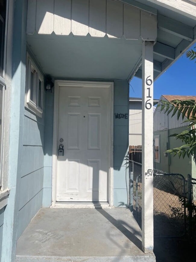 Building Photo - Cozy triplex unit, located in the Heart of...