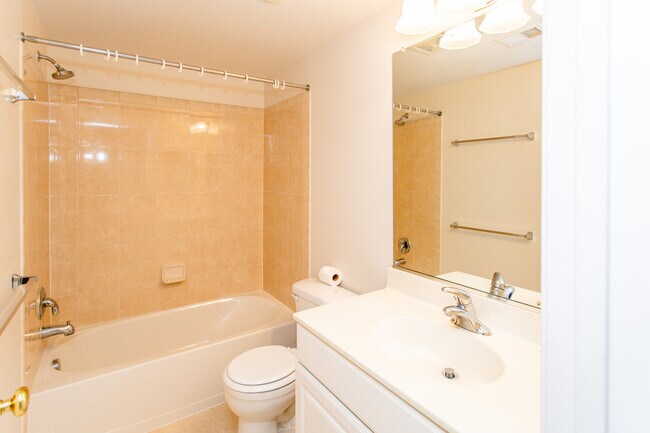 Building Photo - 2443 Huntington Park Dr