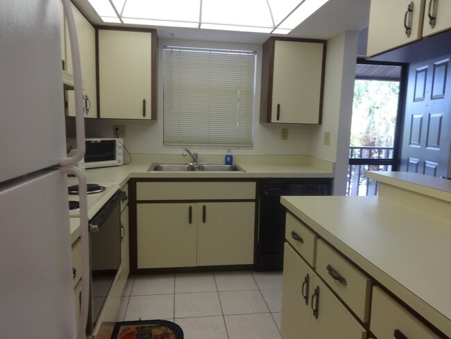 Building Photo - GREAT PRICE!  2BR/1.5 BATH - 2 month minimum rental