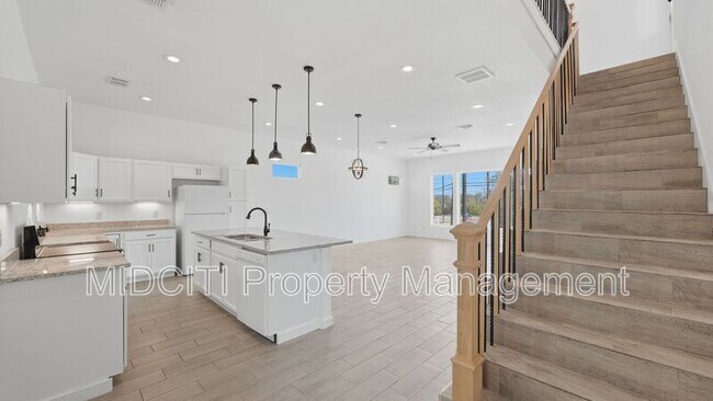 Building Photo - 895 E Mather St