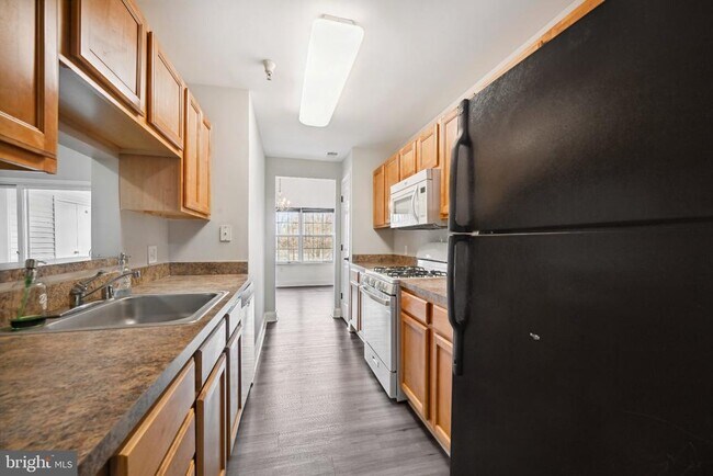 Building Photo - 6520 Lake Park Dr