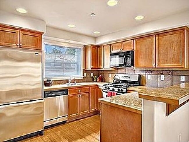 Building Photo - 2 Bedroom 2 1/2 Bath Cap Hill Townhouse
