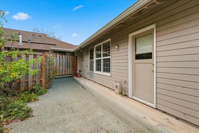 Building Photo - 5330 SW Mayfair Ct