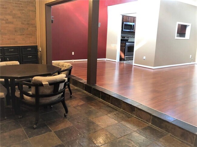 Building Photo - 1527 Wolf Run