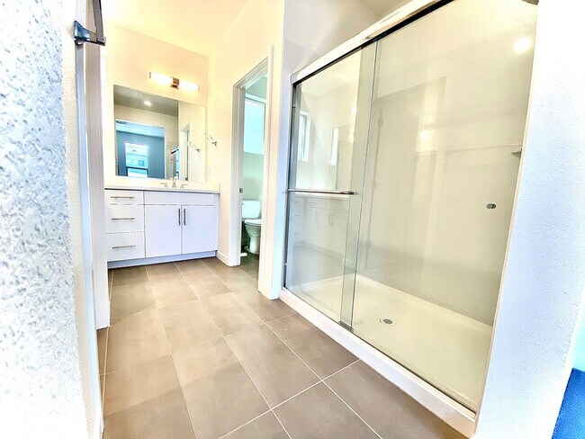 Building Photo - First Month Rent: FREE (with approved lease terms)