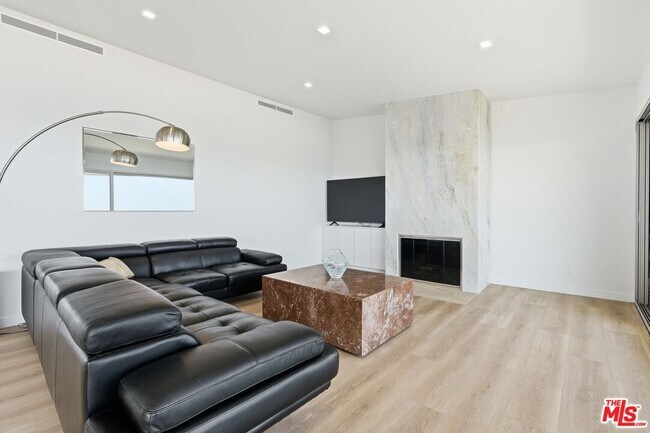 Building Photo - 18109 W Coastline Dr
