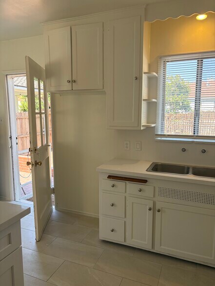 Building Photo - 2383 Belmont Ave