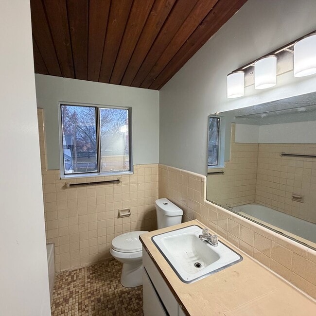Building Photo - Remodeled - Two Bedroom Townhome on the NE Side of Grand Rapids