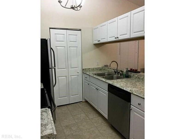 Building Photo - Thalia Station