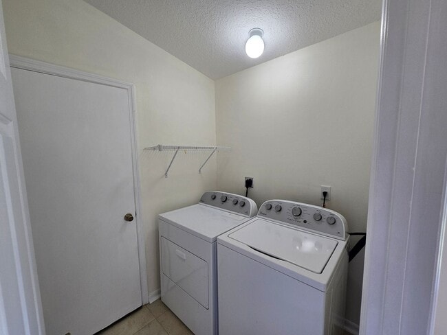 Building Photo - 4 Bedroom 2 Bathroom in Waterford Lakes