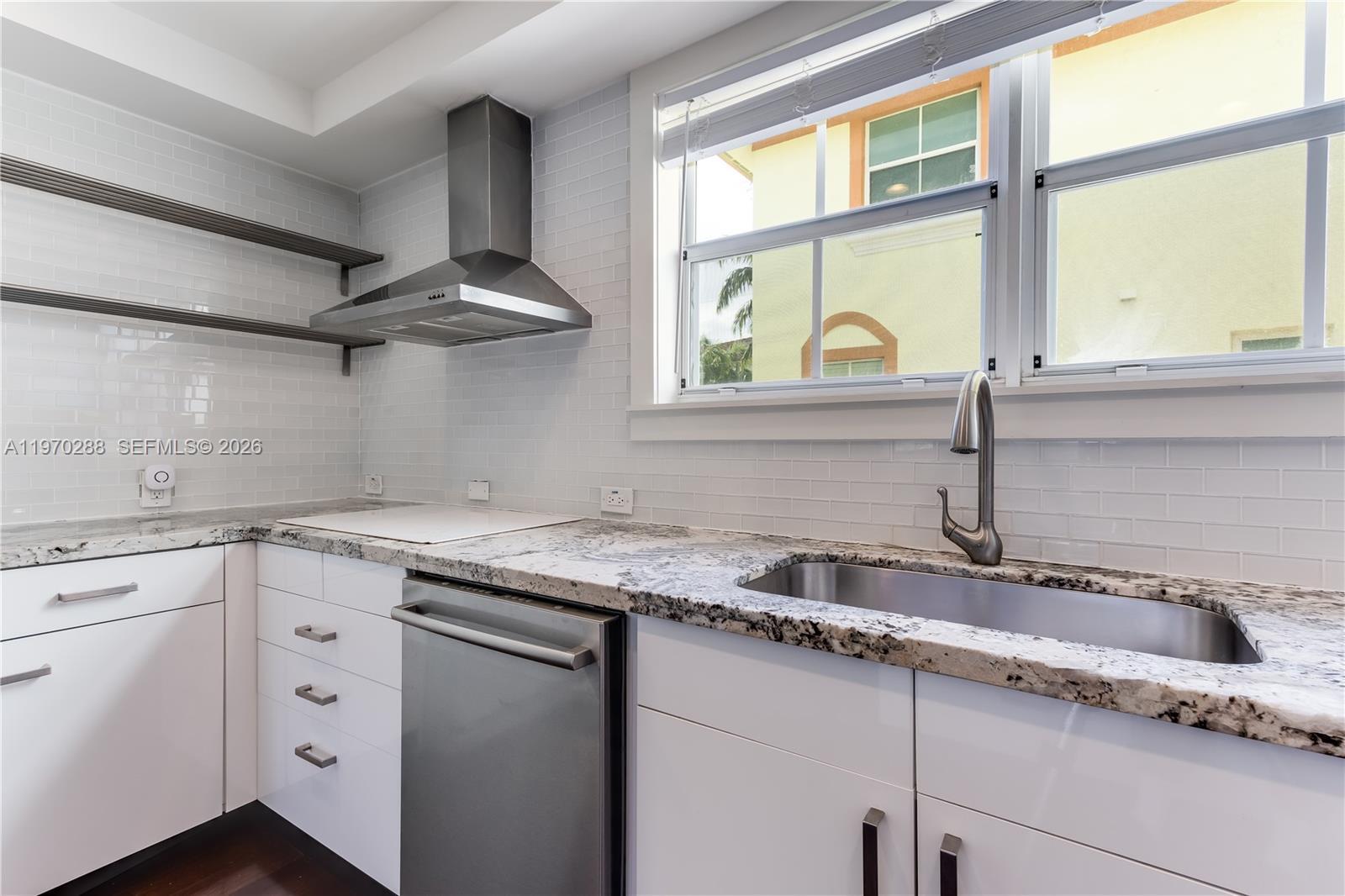 Building Photo - 623 NE 8th Ave