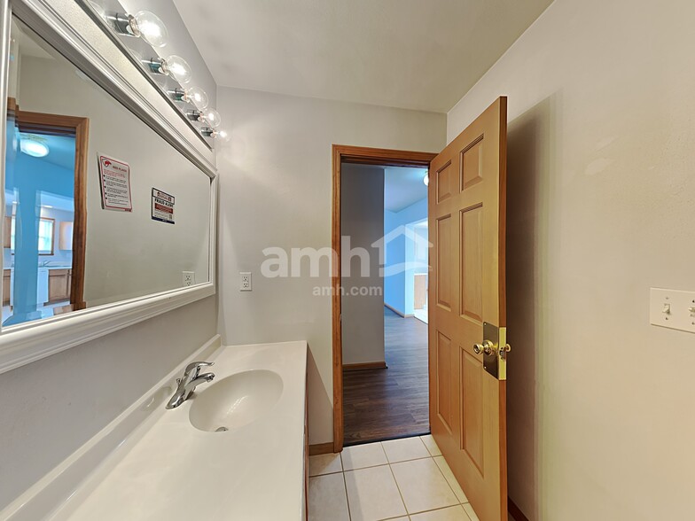 Building Photo - 3042 Bauer Dr