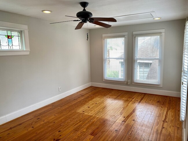 Building Photo - 1209 1/2 Cortlandt Street Unit
