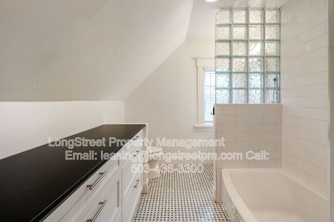 Building Photo - 536 NE San Rafael St