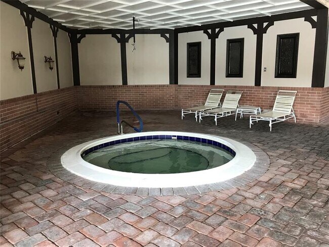 Building Photo - 3740 Inverrary Dr