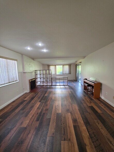 Building Photo - 16625 Roca Dr