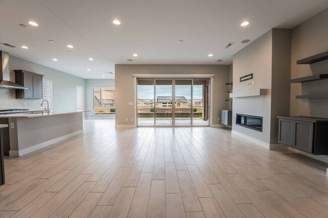 Building Photo - Stunning 3 Bedroom One Story home in Summe...