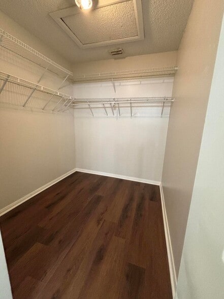 Building Photo - 510 Lakeview Dr E