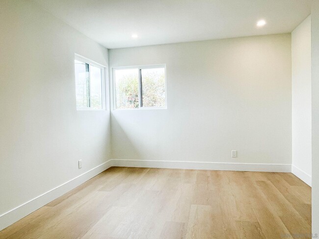 Building Photo - 1093 N Vulcan Ave