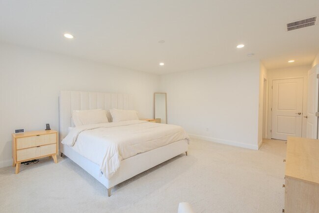 Building Photo - 18 Locust Hill Dr