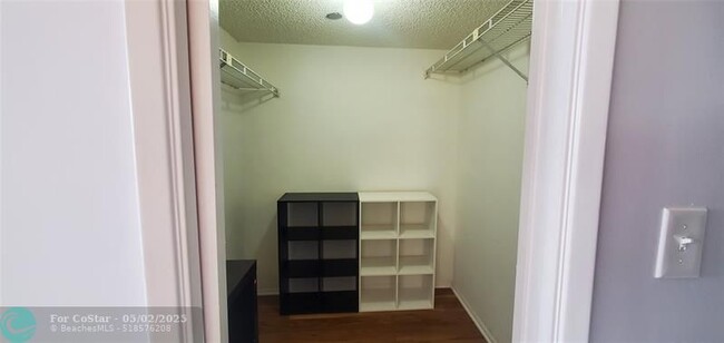 Building Photo - 3095 N Course Dr