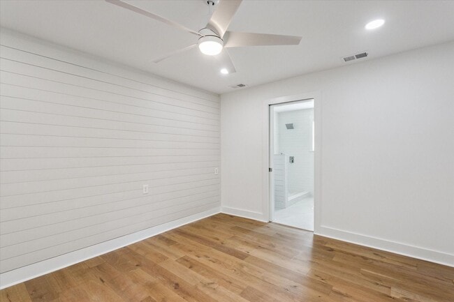 Building Photo - Newly Renovated Coastal Cottage for Lease!