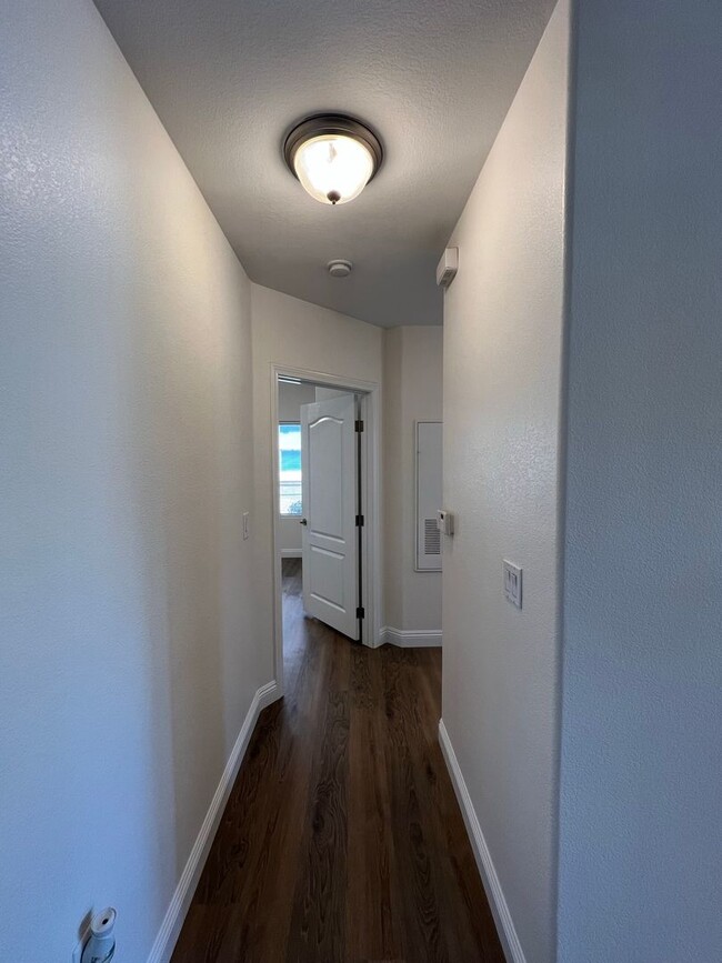 Building Photo - Beautifully remodeled 3 bedroom 2 bathroom...