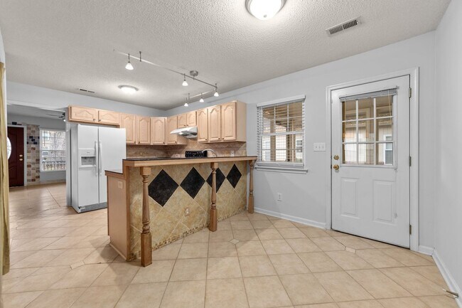 Building Photo - Spacious 3 Bedroom, 2 Bath with huge livin...