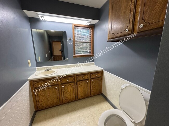 Building Photo - Charming 2 Bedroom, 1.5 Bath Home in Bull Shoals – Corner Lot & Close to Lake Access