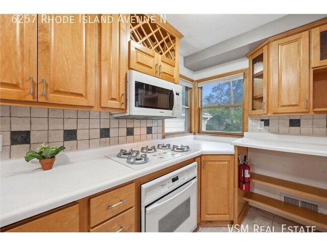 Building Photo - 50% Off February Rent! 4 Bed - 2 Bath Broo...