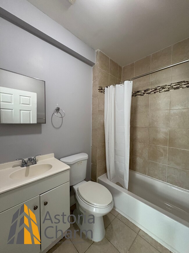 Building Photo - 3 Bedroom Plus Den for Rent in East Baltim...